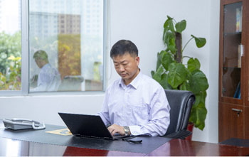 天下五一劳动奖章获得者洪昱斌：：：工匠心铸就“膜”之路